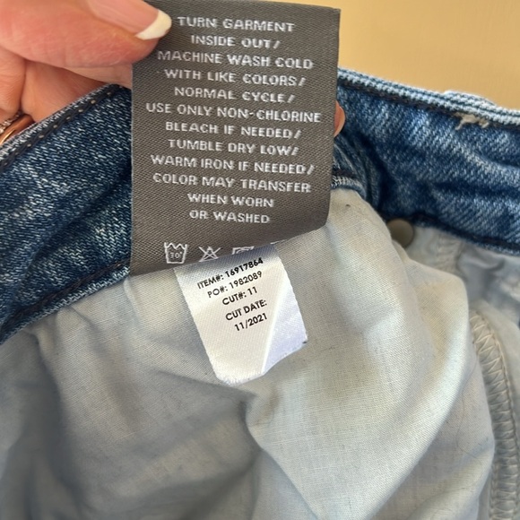 Torrid 22 Short Jeans Light Wash Knee Slit Exposed Button Fly Distressed Crop - Picture 7 of 7